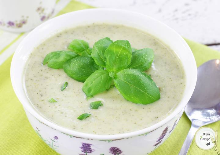 Zupa krem z brokuł&oacute;w i cukinii, 1