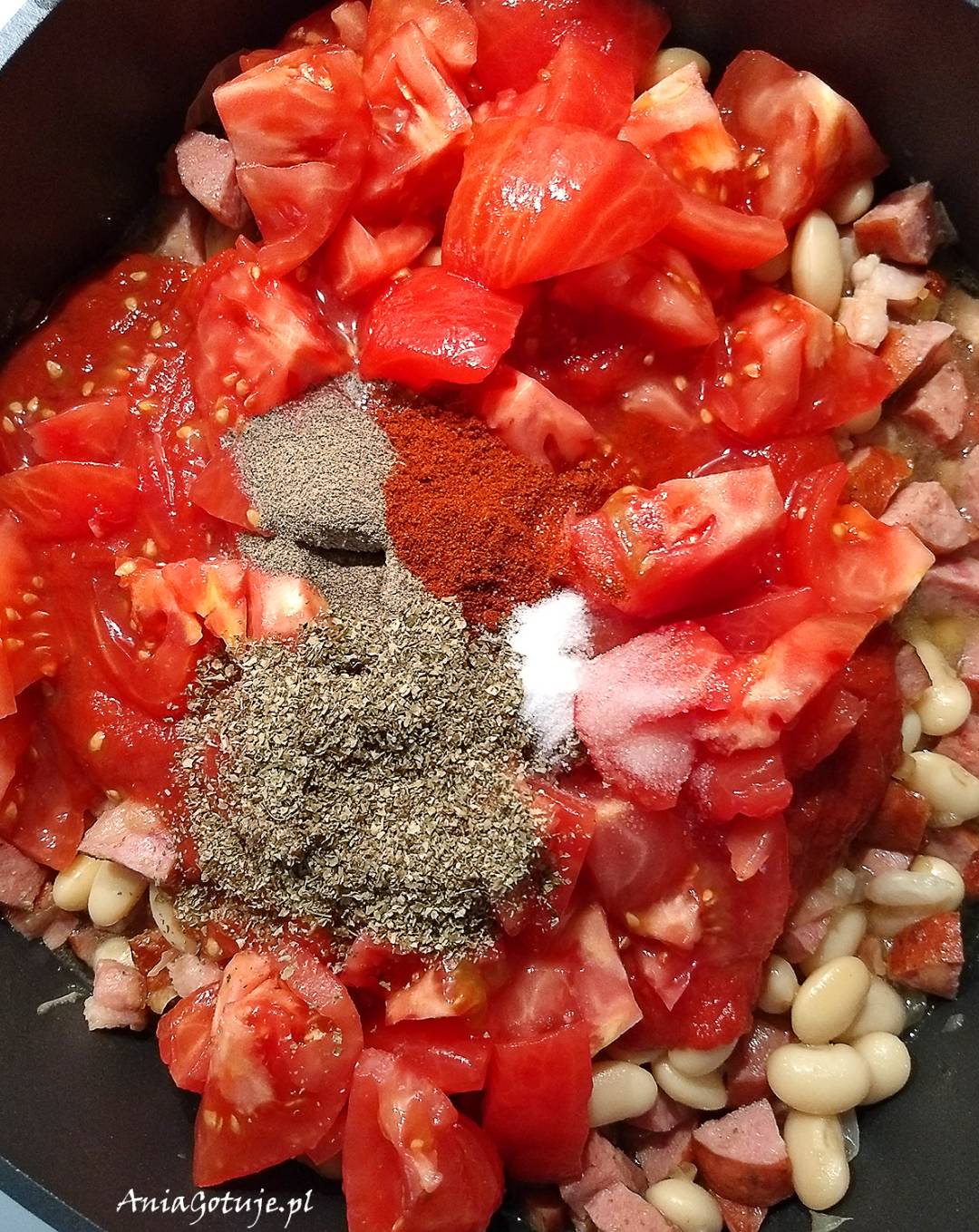 Dodaj pomidory i przyprawy