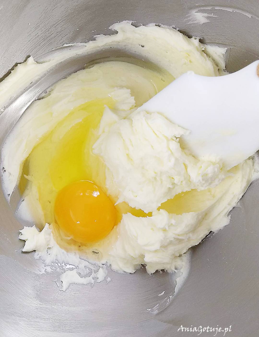 Ubij masło + dodaj jajka