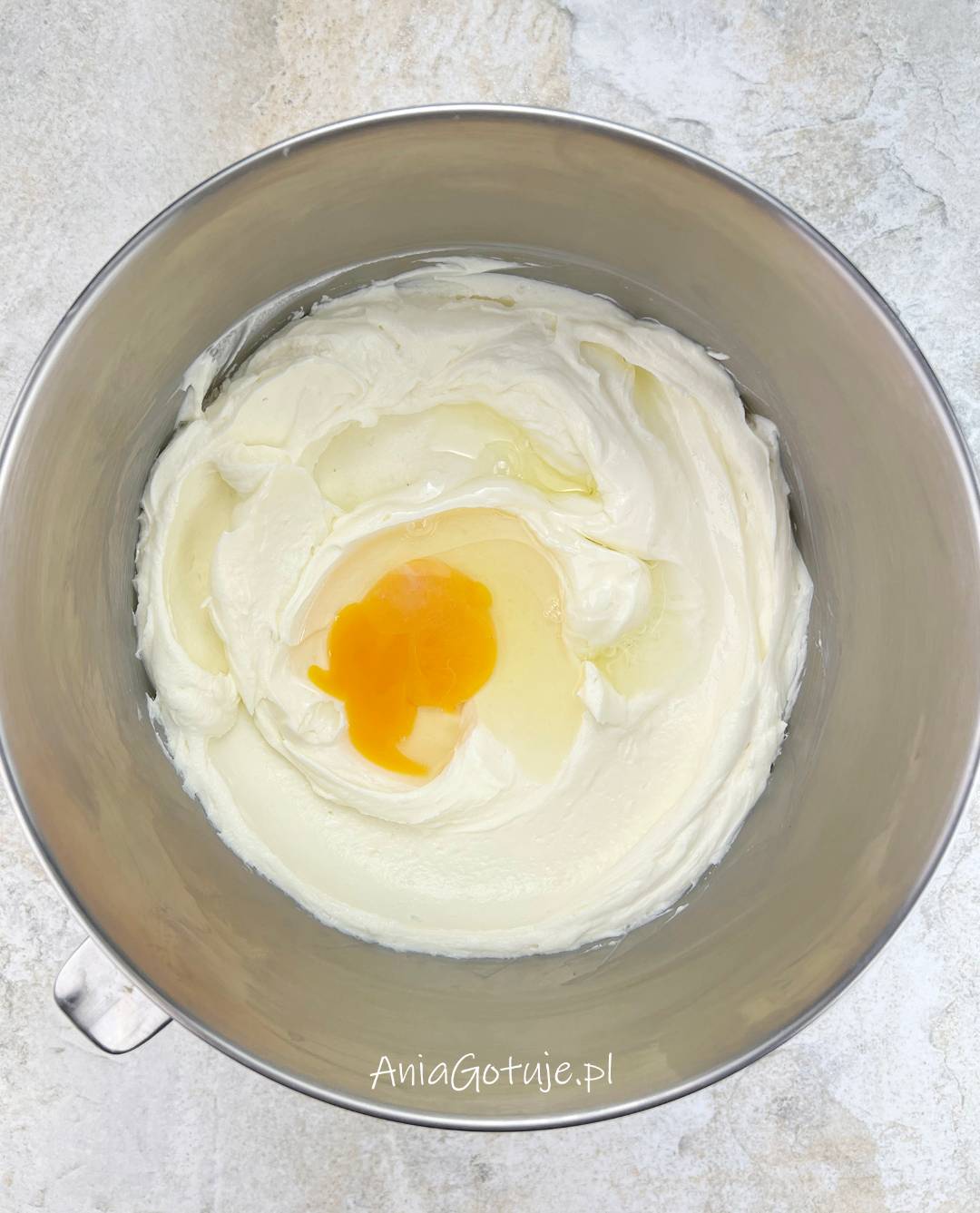 Wmiksuj jajka i cukier