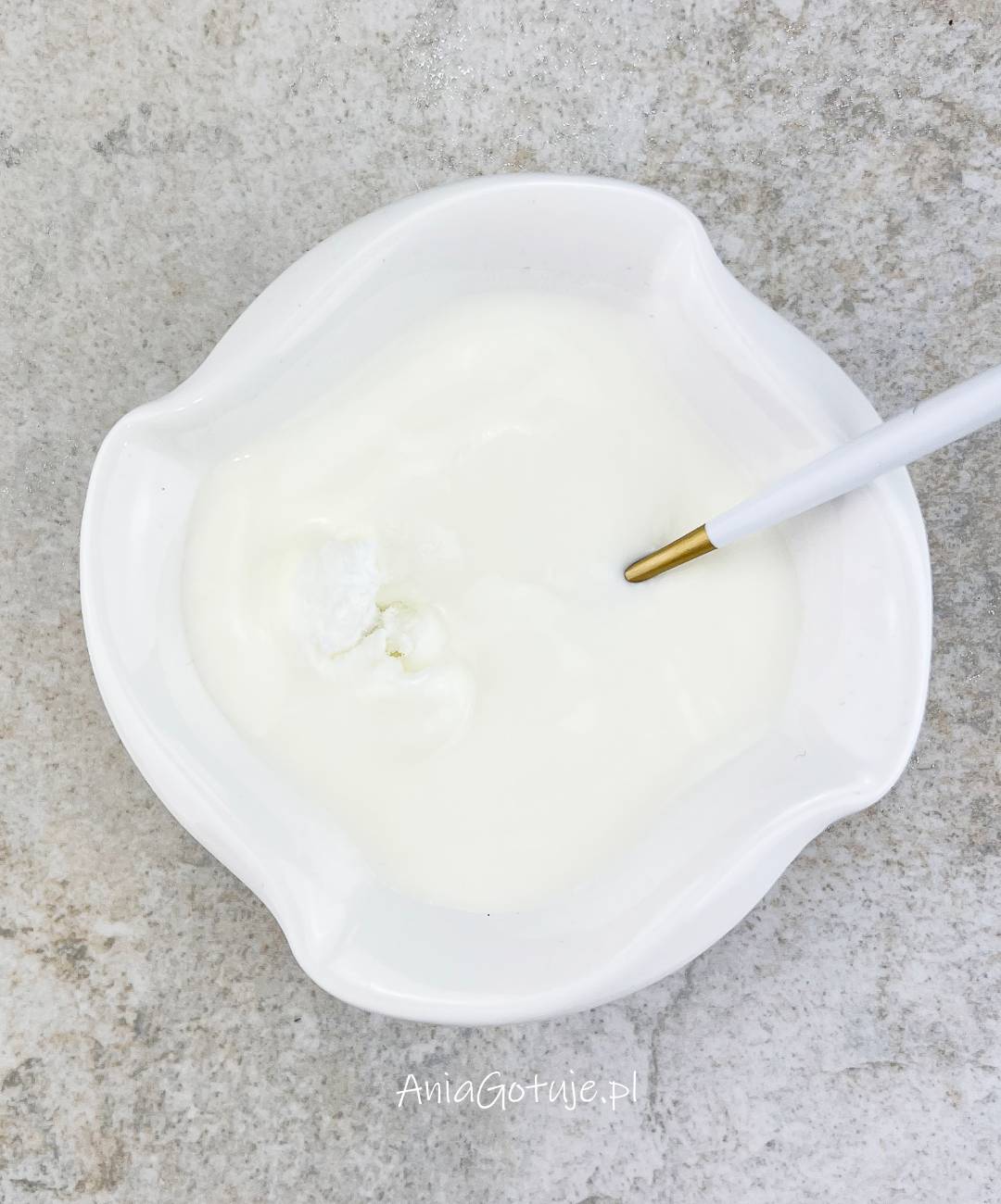Wymieszaj jogurt z sodą