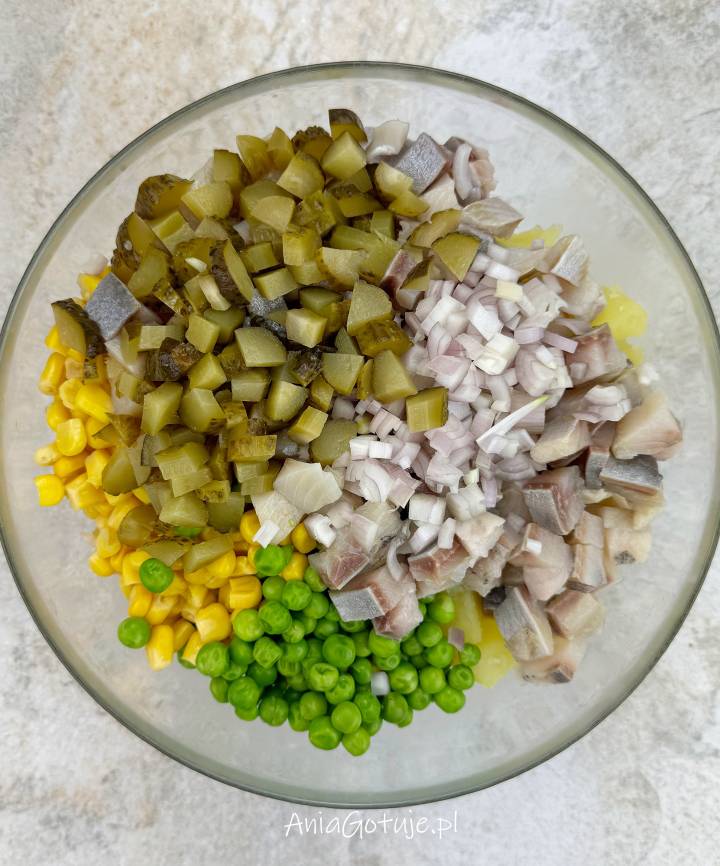 Dodaj cebulę, kukurydzę i og&oacute;rki
