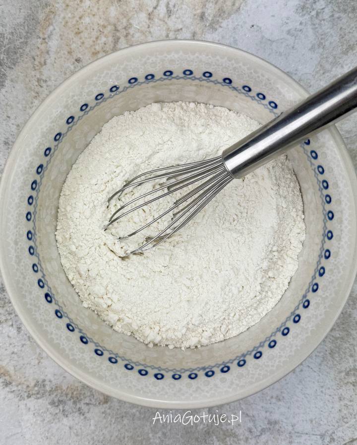 Wymieszaj mąkę z cukrem pudrem i sodą