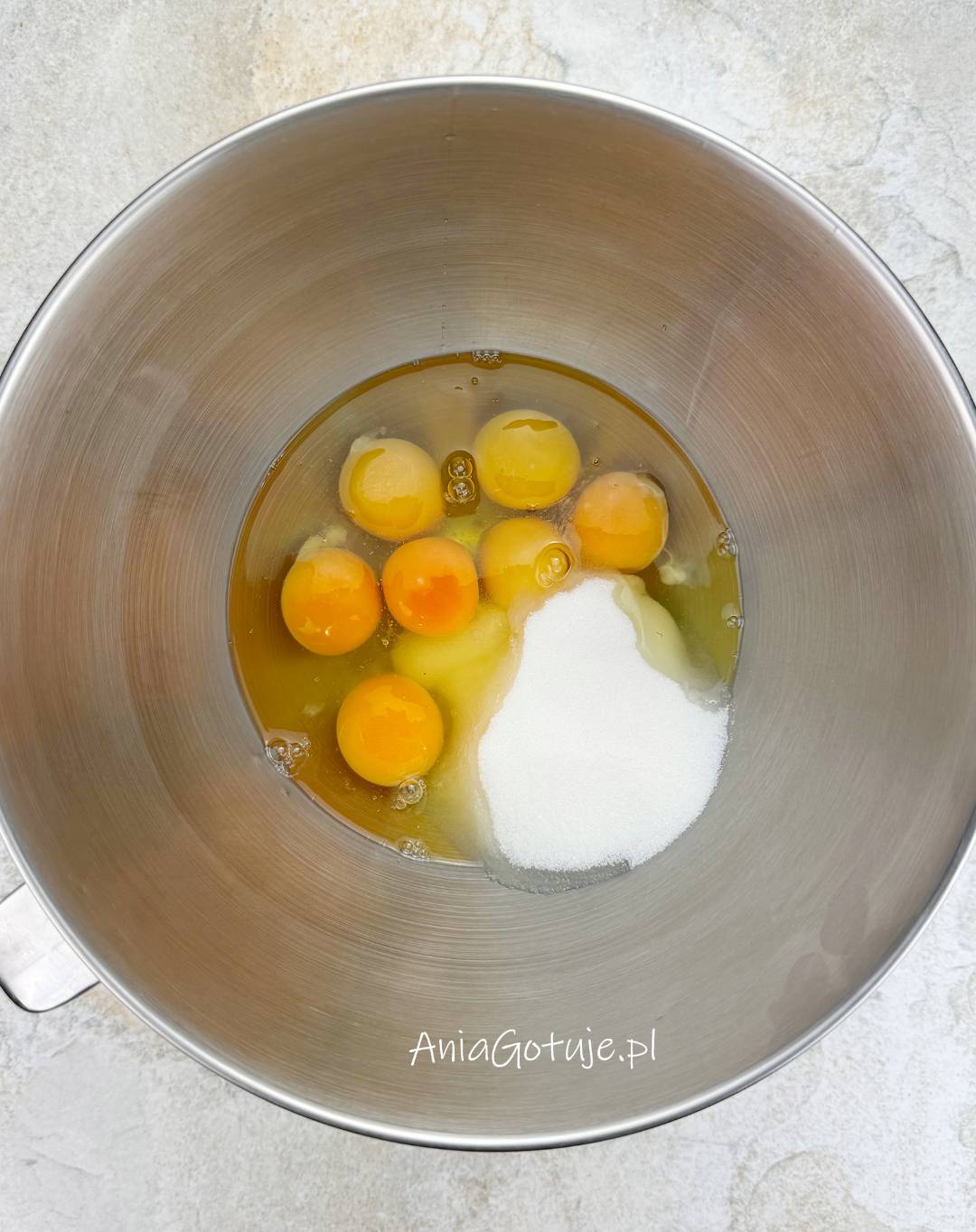 Połącz jajka z cukrem