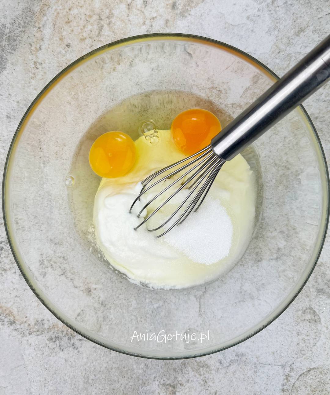 Połącz jajka z jogurtem