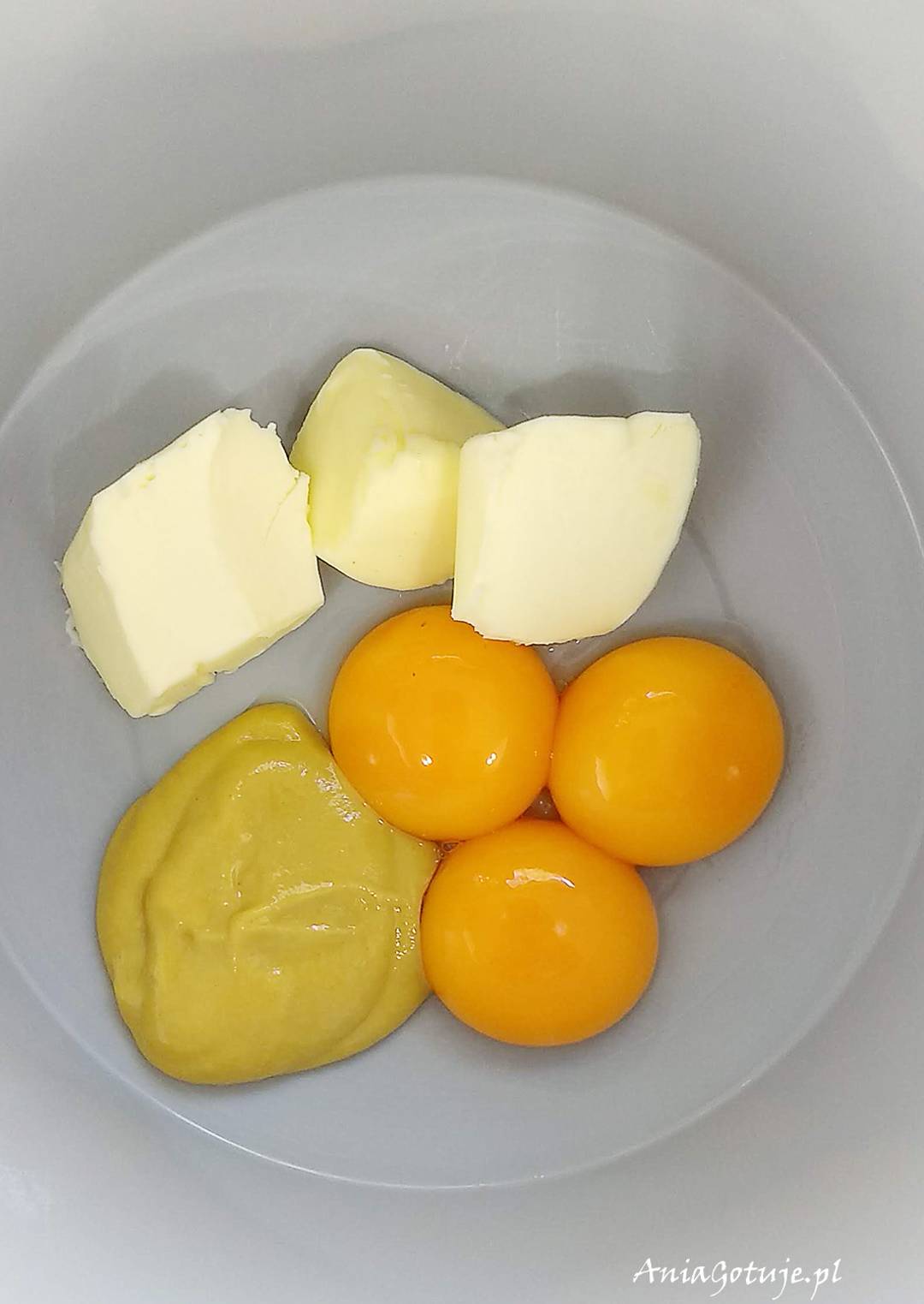 Przygotuj masło, ż&oacute;łtka i musztardę