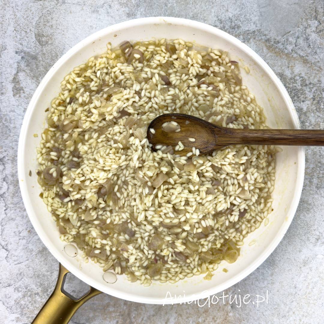 Ryż arborio przeznaczony na risotto pęcznieje na jasnej patelni razem z posiekaną cebulą. Danie jest regularnie mieszane przy użyciu drewnianej łyżki kuchennej, co pomaga uwolnić skrobię i uzyskać pożądaną, kremową konsystencję potrawy.